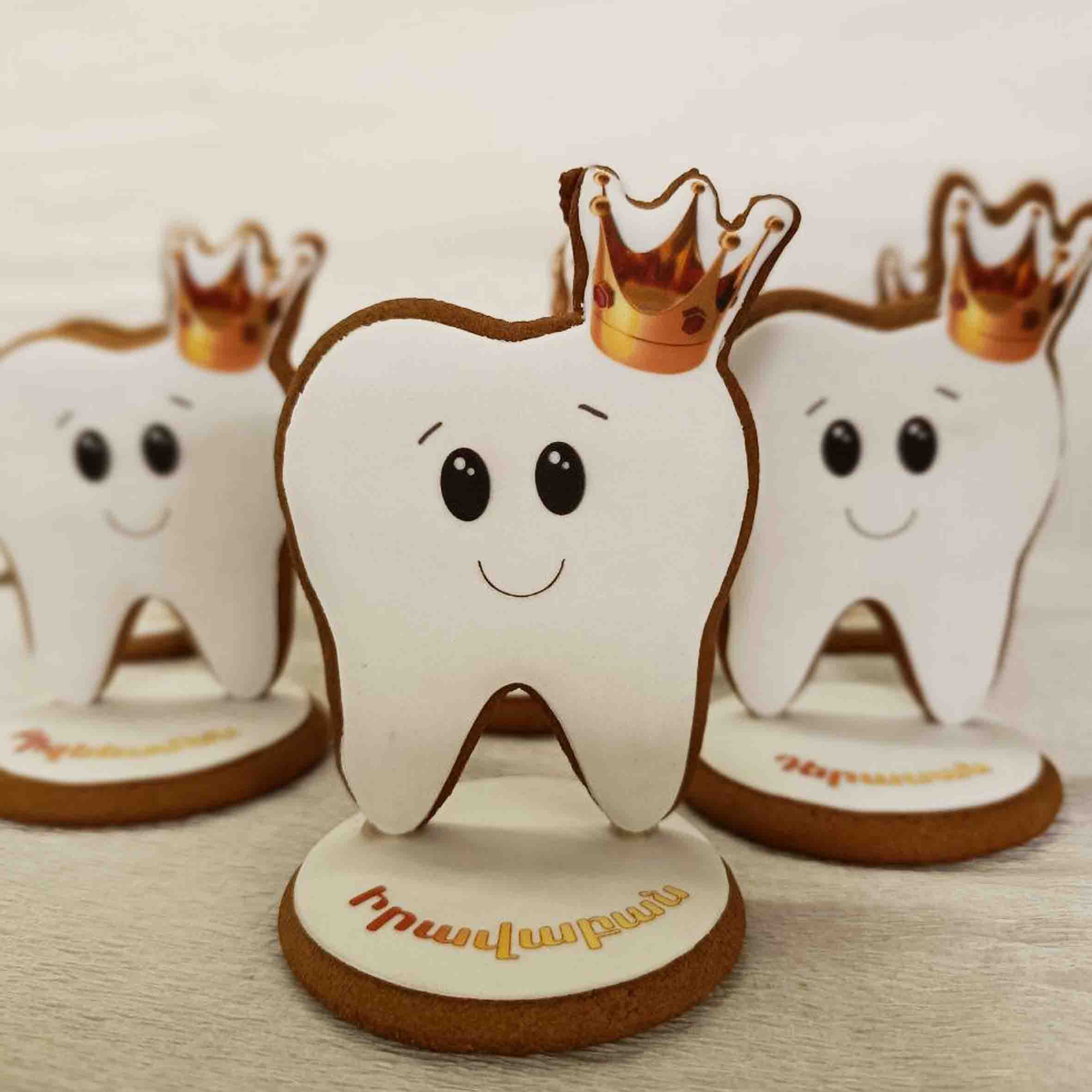     
            Crowned tooth with stand
    